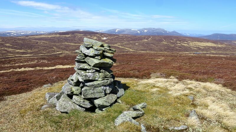 File:Cairn - geograph.org.uk - 4494385.jpg